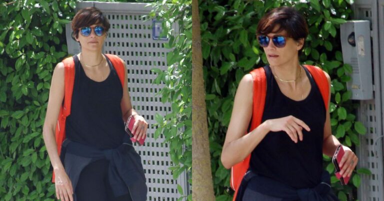 Oύτε ξαπλώστρες, ούτε ομπρέλες: Η Άννα Μαρία Παπαχαραλάμπους ξαπλώνει κάτω από τα αρμυρίκια και δείχνει τι θα πει καλοκαίρι