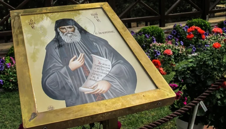 «Ταφóπλακα» από προφητεία του Αγίου Παϊσίου: «Μη φοβάστε, μια μπόρα είναι! Λίγο θα κρατήσουν τα δύσκολα χρόνια καı…»