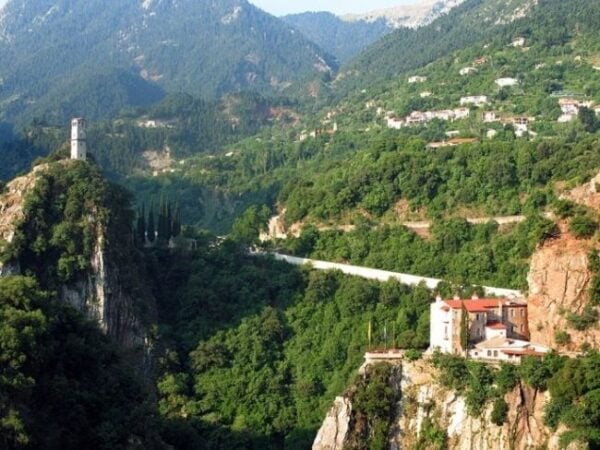 Αμέτρητοι οι πιστοί που σταμάτησαν για να αγγίξουν το πάτημα της Παναγίας Προυσσιώτισσας 4 panagia prousiotissa