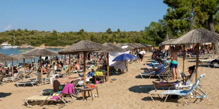 Χαλκιδική -Καταγγελία για beach bar: «Μας απαγόρευσαν να ταΐσουμε με δικό μας φαγητό τα μωρά μας»