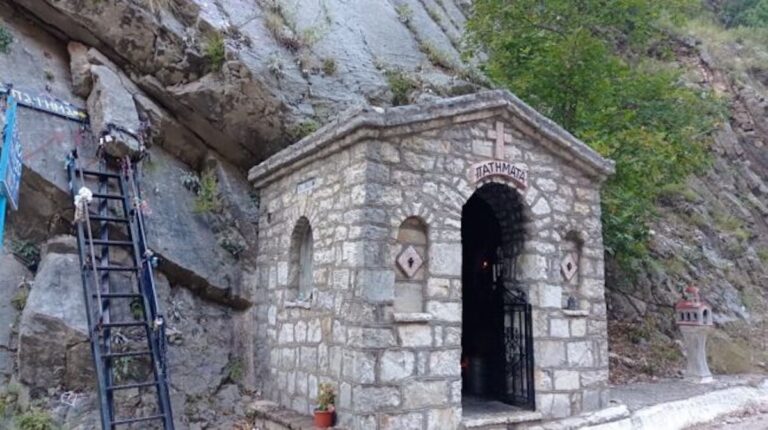 Αμέτρητοι οι πιστοί που σταμάτησαν για να αγγίξουν το πάτημα της Παναγίας Προυσσιώτισσας