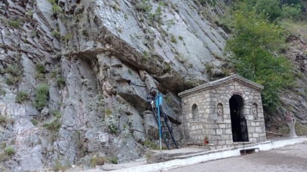 Αμέτρητοι οι πιστοί που σταμάτησαν για να αγγίξουν το πάτημα της Παναγίας Προυσσιώτισσας 2 proy