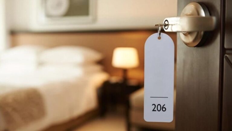 Σοκ στη Ζάκυνθο: Διαρρήκτης με συνεργό καμαριέρα «ξάφριζε» σπίτια και καταλύματα – Η λεία τους ξεπερνά τα 35.000 ευρώ