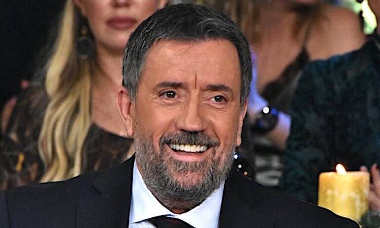 Ο ΣΚΑΪ ετοιμάζει το νέο «Στην υγειά μας» χωρίς τον Σπύρο Παπαδόπουλο – Αυτός θα είναι ο παρουσιαστής του