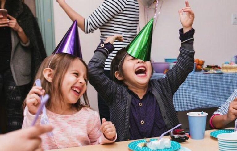 Στο πάρτυ του παιδιού μου είναι καλεσμένο το παιδί σου. Όχι όλο σου το σόι