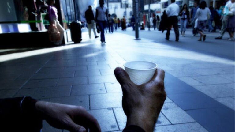 Συνάντησα τυχαία τον πρώην άντρα μου να ζητιανεύει στα φανάρια. Τον λυπήθηκα αλλά…