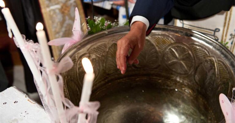 Μωράκι δύο μηνών «έσβησε» μετά βάπτισή του – Βρήκαν 110 ml νερού στα πνευμόνια του