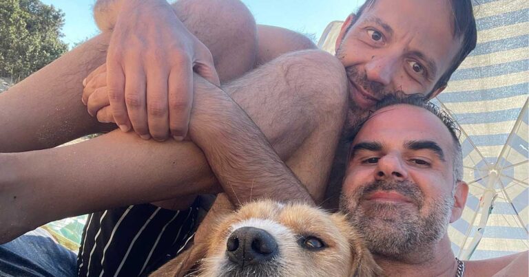 Δώδεκα χρόνια μαζί: Ο Αύγουστος Κορτώ μαζί με τον σύζυγό του και τον σκύλο τους για διακοπές