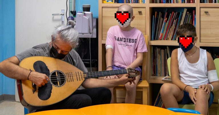 O Γιάννης Χαρούλης βρέθηκε στο πλευρό των παιδιών που δίνουν μάχη με τον καρκίνο – Τραγούδησε και έπαιξαν μαζί μουσική