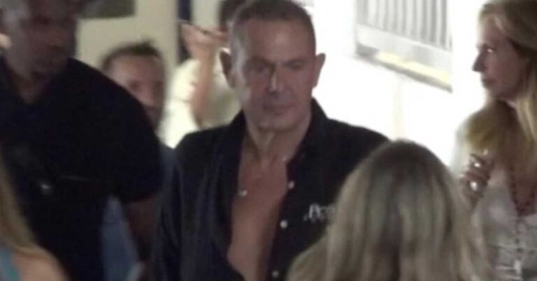 Στη Μύκονο ο Πάνος Καμμένος: Βόλτα στα Ματογιάννια με ροζ παντελόνι και ανοιχτό πουκάμισο