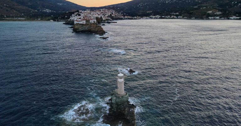 Άνδρος: Ο εντυπωσιακός φάρος Τουρλίτης και η Παναγιά Θαλλασινή