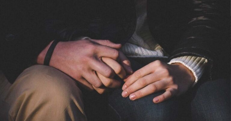 Εκείνος που ενδιαφέρεται, δείχνει και δίνει την αγάπη του αβίαστα