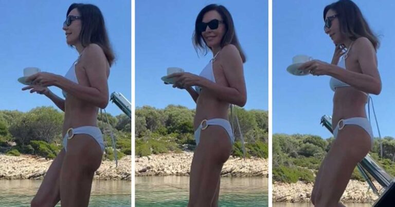 Τατιάνα Στεφανίδου: Πρωινός καφές πάνω στο σκάφος φορώντας το μαγιό της