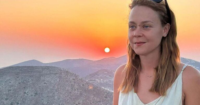 Η Λένα Παπαληγούρα απενοχοποιεί τα ασιδέρωτα ρούχα στις διακοπές – Είμαστε μαζί της!