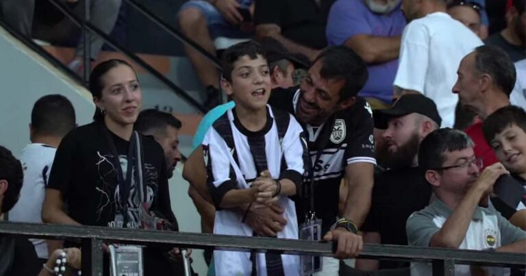 Υπέροχο βίντεο: Ο 12χρονος Γιαννάκης σηκώθηκε από το αναπηρικό αμαξίδιο και τραγούδησε τον ύμνο του ΠΑΟΚ
