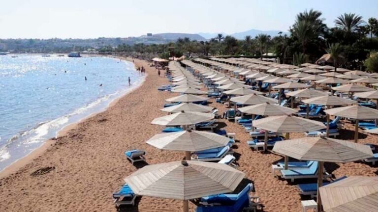 Αδειάζουν όλες οι παραλίες από τις παράνομες ξαπλώστρες με κυβερνητική παρέμβαση