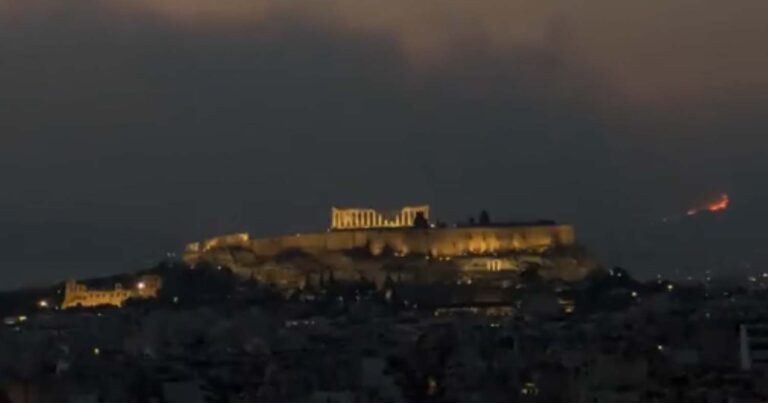 Απίστευτο βίντεο: Η Ακρόπολη τυλιγμένη στους καπνούς και η Πάρνηθα στις φλόγες σε ένα πλάνο