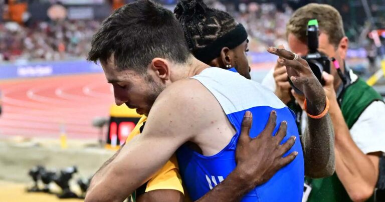 Υπέροχος Μίλτος Τεντόγλου: Χειροκροτούσε τον Τζαμαϊκανό Πίνοκ στο τελευταίο του άλμα για το χρυσό