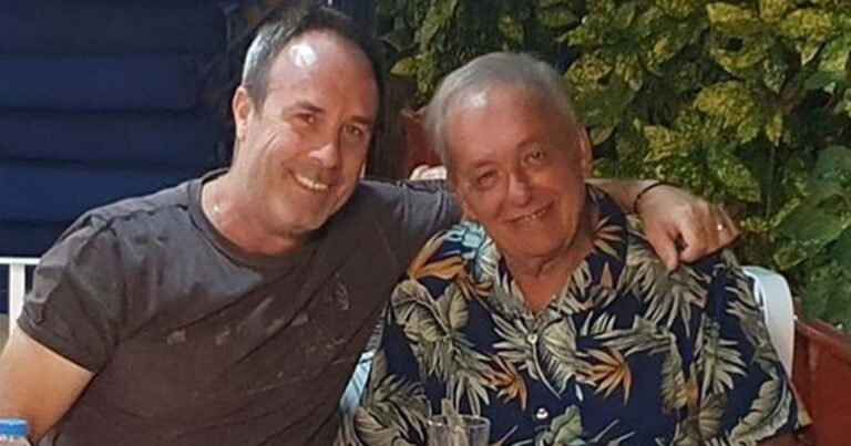 Στη Σκόπελο ο Ανδρέας Μικρούτσικος – Πώς γέρασες έτσι Πρόδρομε;