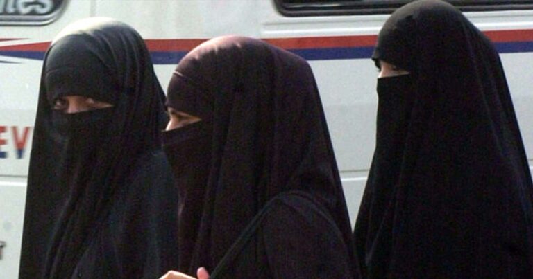 Γαλλία: Τέλος από τα σχολεία η μουσουλμανική αμπάγια