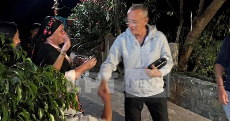 Για δεύτερη μέρα στο Διαφάνι Καρπάθου ο Τομ Χανκς – Αποκλειστικά πλάνα της ΕΡΤ