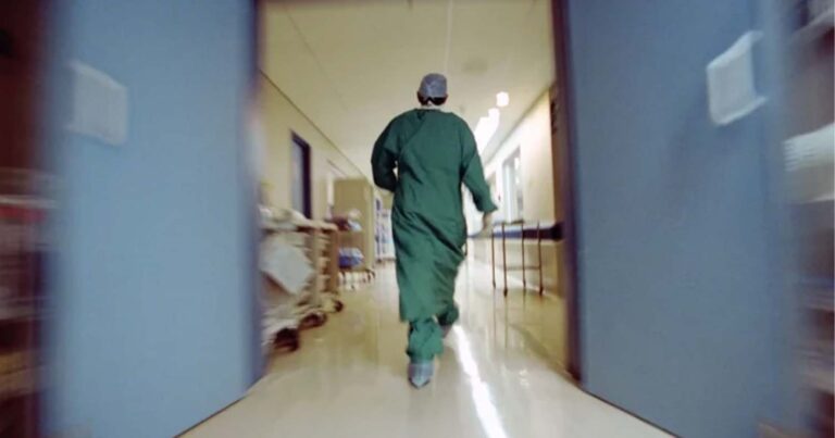 Έλληνας γκέι παρουσιαστής εσπευσμένα στο νοσοκομείο – Οι πόνοι στα γεννnτικά όργανα