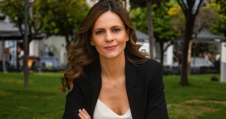 Σίγουρη η Έφη Αχτσιόγλου: «Φυσικά και μπορώ να κερδίσω τον Μητσοτάκη»