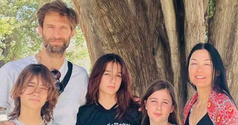 Προσκύνησε μαζί με τα 3 του παιδιά – Το τάμα του Μουμούρη και της συζύγου του στην Παναγία της Τήνου