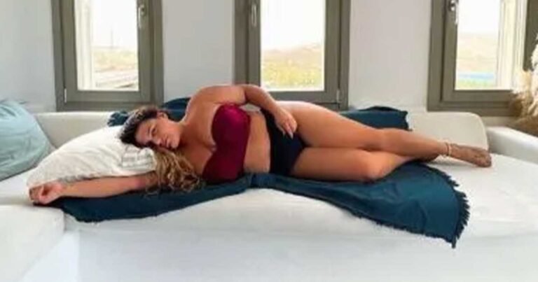 Δανάη Μπάρκα: Μας εύχεται «καλό μήνα» με μικροσκοπικό μπικίνι