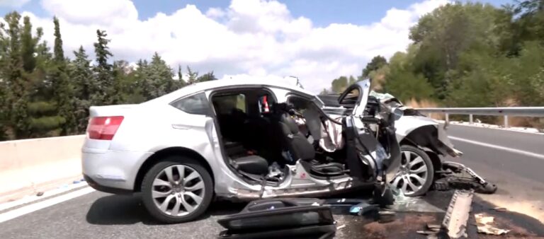 Χειρουργείο για τον 12χρονο τραυματία στο τροχαίο που σκοτώθηκαν οι γονείς του – Εκτός κινδύνου ο αδερφός του