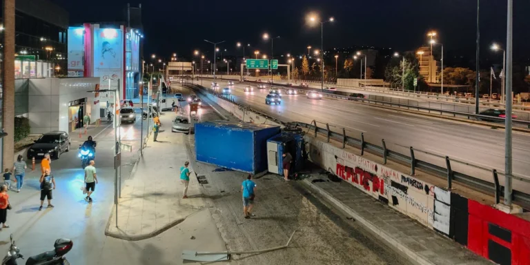 Τροχαίο-σοκ στον Κηφισό: Φορτηγό έσπασε τις μπάρες και ανετράπη σε παράδρομο