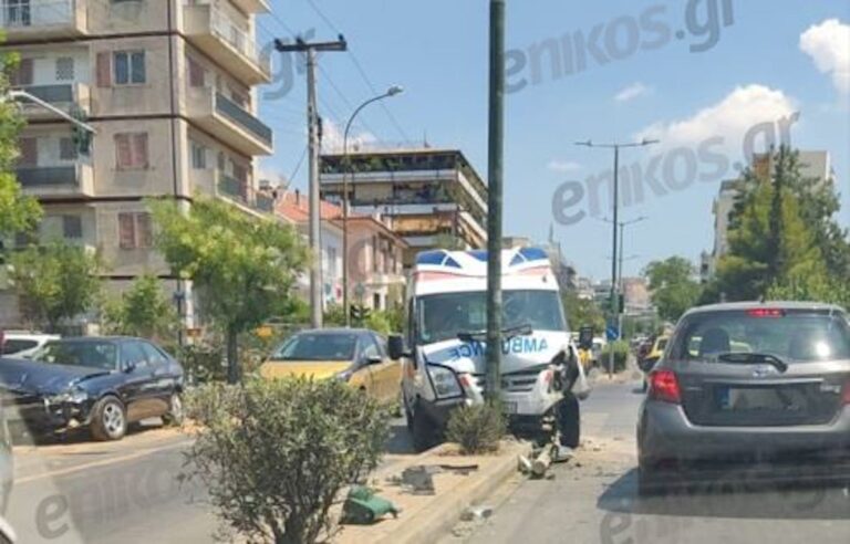 Τροχαίο ατύχημα στα Πατήσια: Ασθενοφόρο τράκαρε με αυτοκίνητο και κατάληξε σε κολώνα