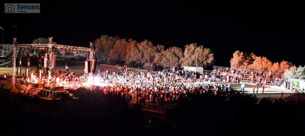 «Σάστισαν« οι ντόπιοι, δεν ήξεραν από που τους ήρθε: Με ελικόπτερο «έσκασε» στα Χανιά ο Μαζωνάκης, αποθέωση στη συναυλία 2 video 6 1000x447 1