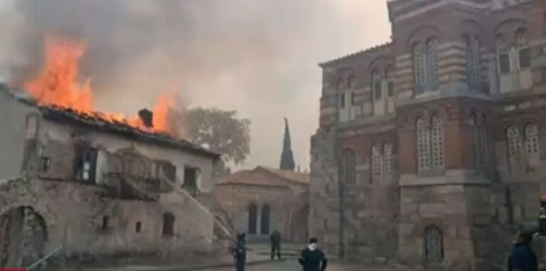 Στις φλόγες η ιστορική Μονή του Οσίου Λουκά στη Βοιωτία, μνημείο της UNESCO
