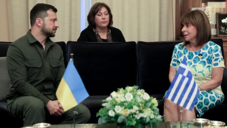 Ζελένσκι σε Σακελλαροπούλου: «Ευχαριστώ την Ελλάδα για τη στήριξη στην Ουκρανία»