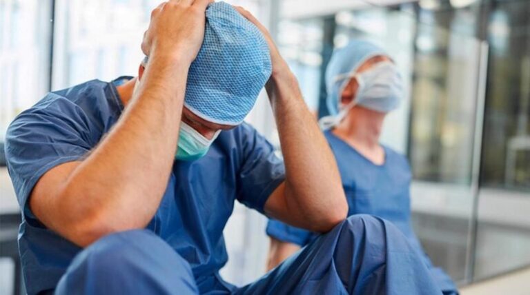 Γιατρός έβαλε τέλος στη ζωή του μετά από εξαντλητική εργασία – Έκανε 200 ώρες υπερωρίες σε ένα μήνα