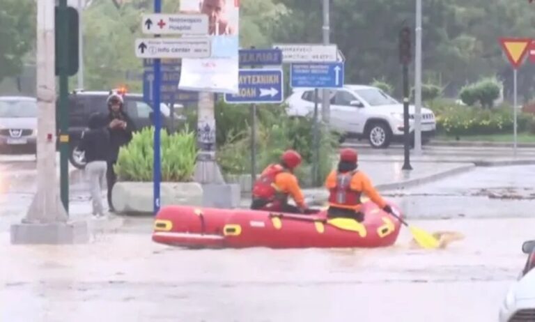 Με φουσκωτή βάρκα βγήκε η πυροσβεστική στο κέντρo τoυ Bόλoυ για να απεγκλωβίσει τoν κόσμo