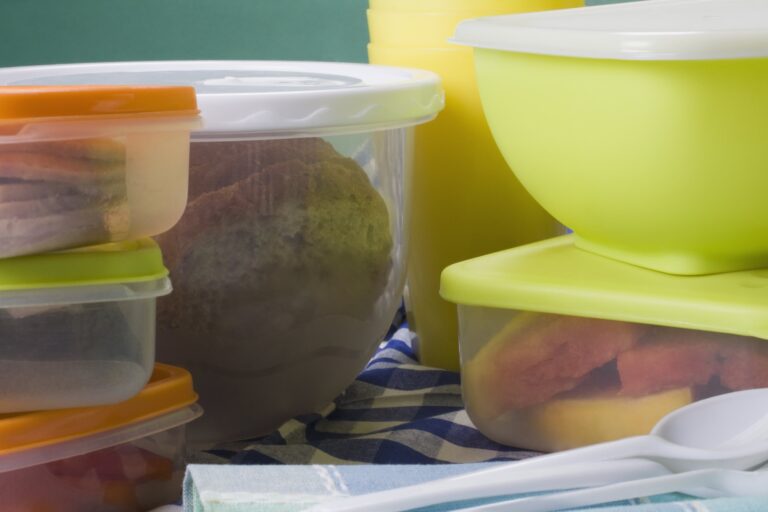 To έξυπνο κόλπο για να καθαρίσετε το δοχείο φαγητού από λάδια και σάλτσες, χωρίς σφουγγάρι