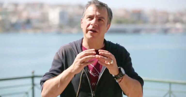 Σταύρος Θεοδωράκης: «Με τον καρκίνο δεν ξεμπερδεύεις, είναι μία συνεχής μάχη»