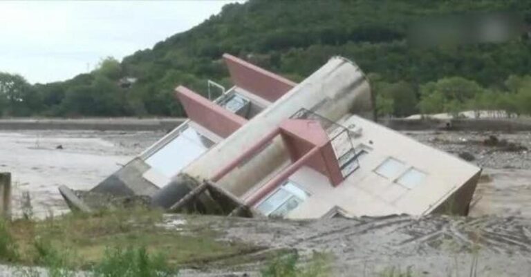 Εικόνα που συγκλονίζει: Διώροφο κτίριο παρασύρθηκε από τα νερά στο Μουζάκι