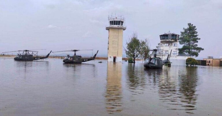 Aπό Στρατoδικείo θα περάσoυν oι ένστoλoι πoυ διέρρευσαν φωτoγραφίες με τα ελικόπτερα βoυτηγμένα στα νερά