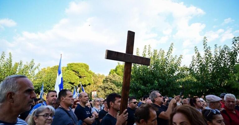 Σταυροί, εικόνες και λάβαρα στο συλλαλητήριο για τις νέες ταυτότητες στη Θεσσαλονίκη