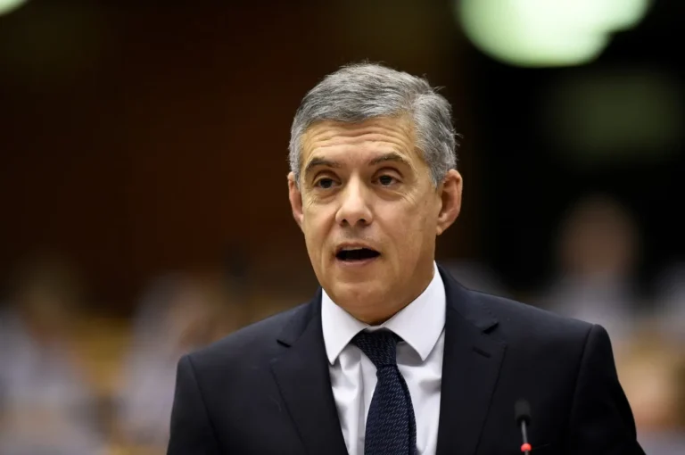 Επίθεση στον Αγοραστό από εξαγριωμένους πολίτες στον Παλαμά – Τον απομάκρυνε η αστυνομία