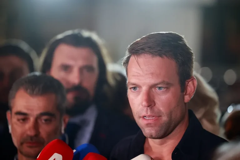 Στέφανος Κασσελάκης: Το προφίλ του από τη Le Monde – «Ο πρώτος ανοιχτά ομοφυλόφιλος υποψήφιος που θέλει να ηγηθεί κόμματος»