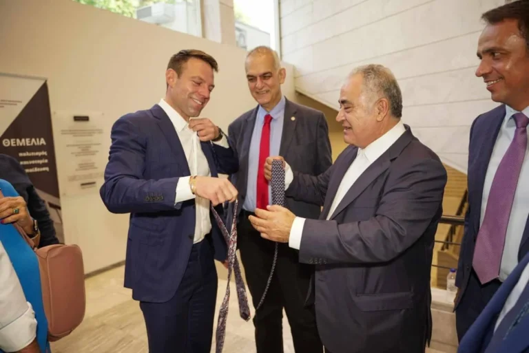 Ο Στέφανος Κασσελάκης αντάλλαξε γραβάτες με τον πρόεδρο του Επαγγελματικού Επιμελητηρίου Αθηνών