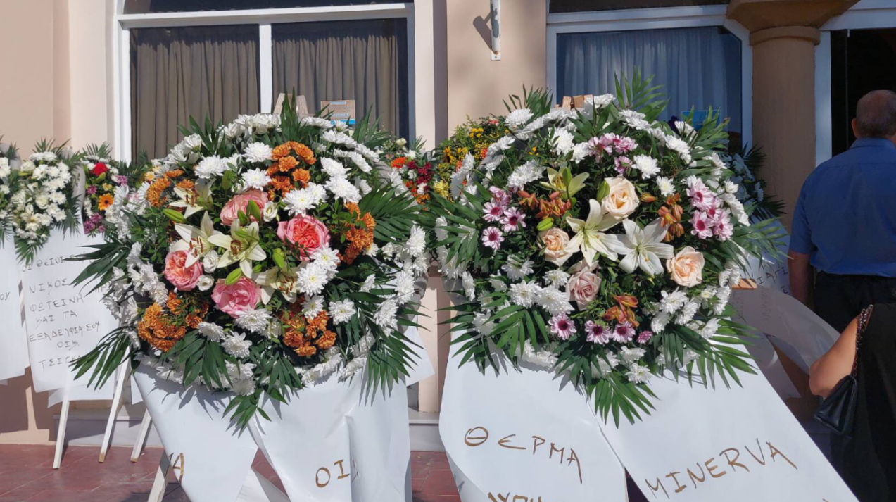 «Η καπετάνισσά μας ταξιδεύει»: Ράγισαν & οι πέτρες στην κηδεία της 20χρονης Μαριάννας – Στα λευκά η συντετριμμένη μητέρα της 1 332