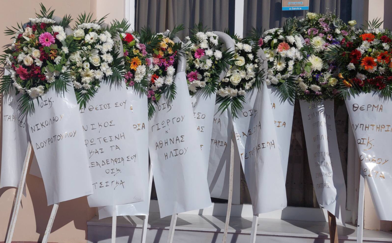 «Η καπετάνισσά μας ταξιδεύει»: Ράγισαν & οι πέτρες στην κηδεία της 20χρονης Μαριάννας – Στα λευκά η συντετριμμένη μητέρα της 2 333