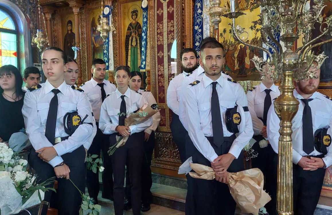 «Η καπετάνισσά μας ταξιδεύει»: Ράγισαν & οι πέτρες στην κηδεία της 20χρονης Μαριάννας – Στα λευκά η συντετριμμένη μητέρα της 3 334