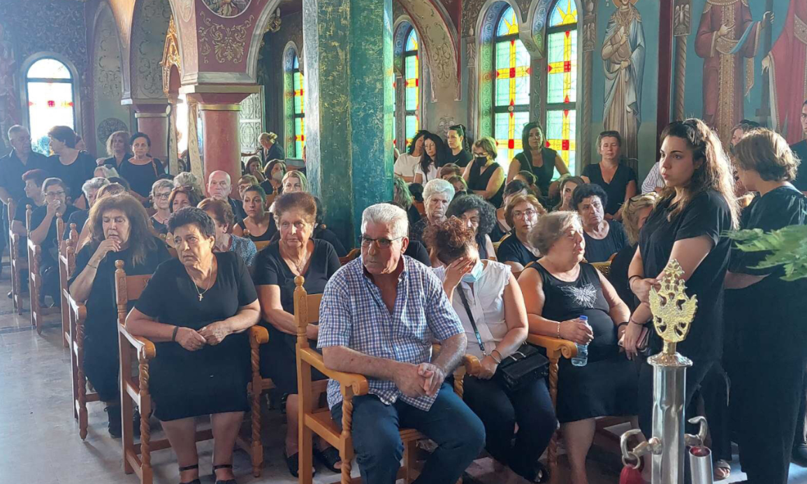 «Η καπετάνισσά μας ταξιδεύει»: Ράγισαν & οι πέτρες στην κηδεία της 20χρονης Μαριάννας – Στα λευκά η συντετριμμένη μητέρα της 4 335