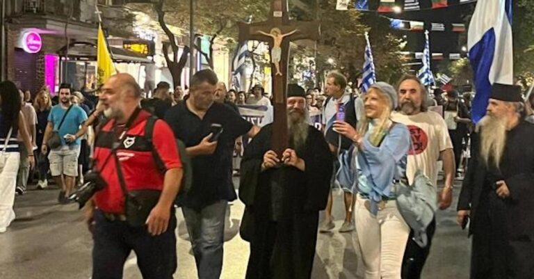 Με σταυρούς και σημαίες οι «αρνητές» των νέων ταυτοτήτων στην Θεσσαλονίκη